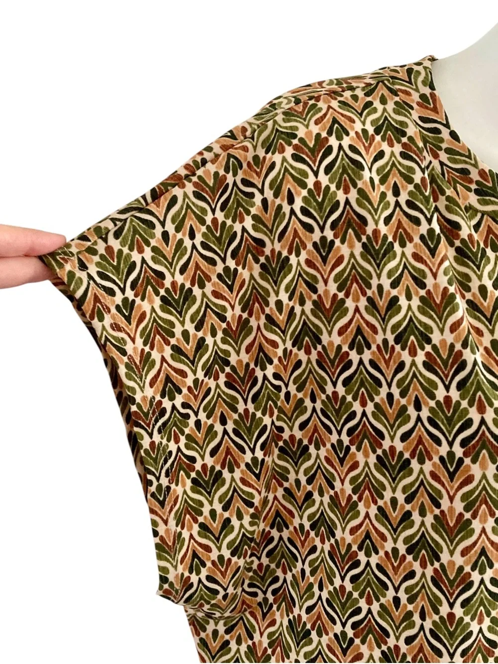 Laura | Patterned V-Neck Top - Picture 6 of 10